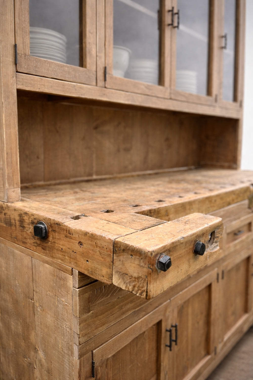 Bufet intr-o camera lemn pin imbinat cu lemn vechi stejar