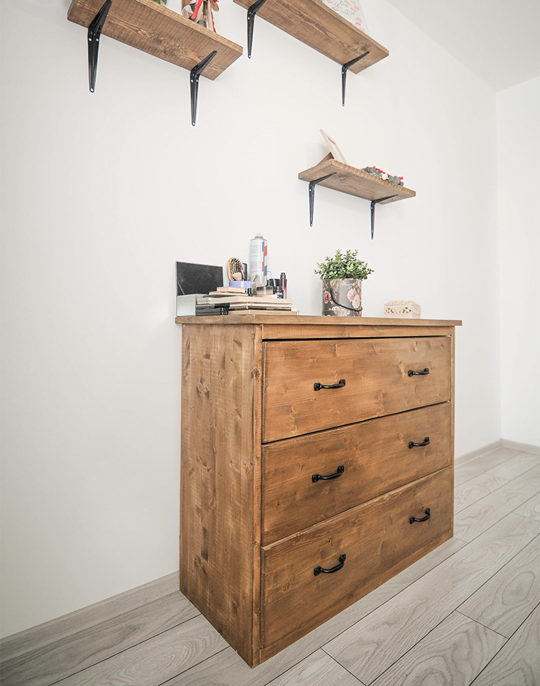 O comoda cu 3 sertare din lemn masiv cu decoratiuni