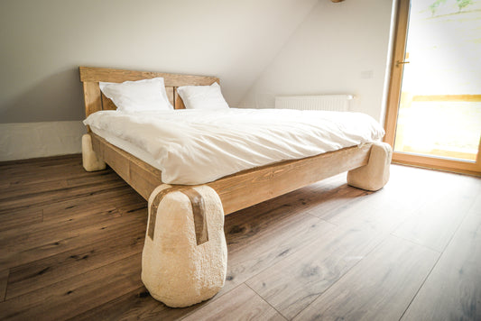 Un pat din grinzi cu picior din piatra naturala 1