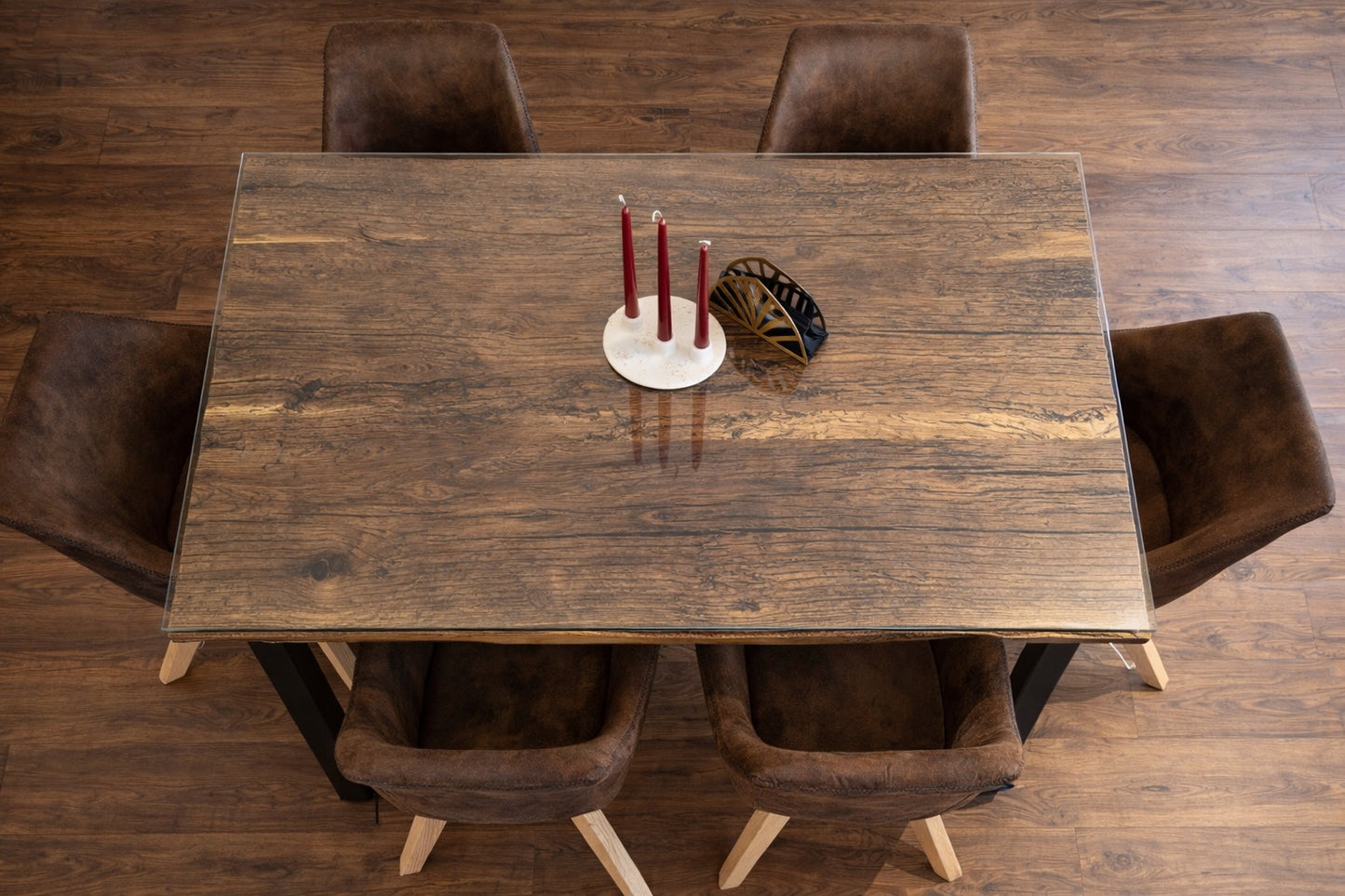 O masa in camera cu picior metalic