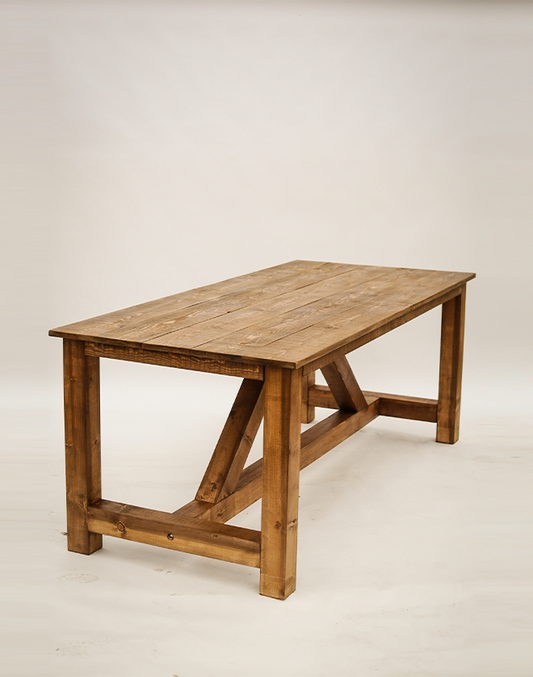 O masa din lemn in stil rustic