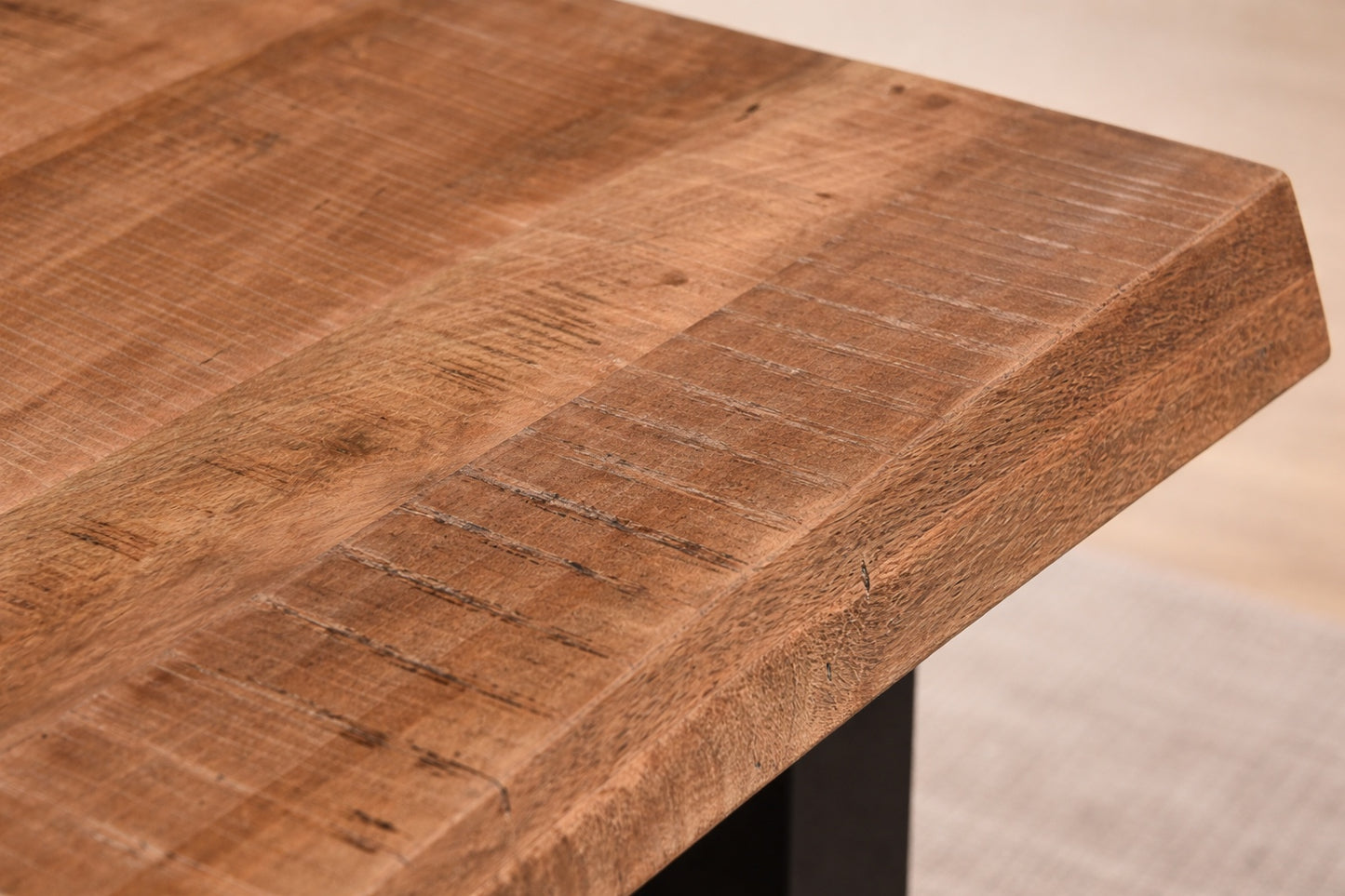 Masa modern rustic in camera