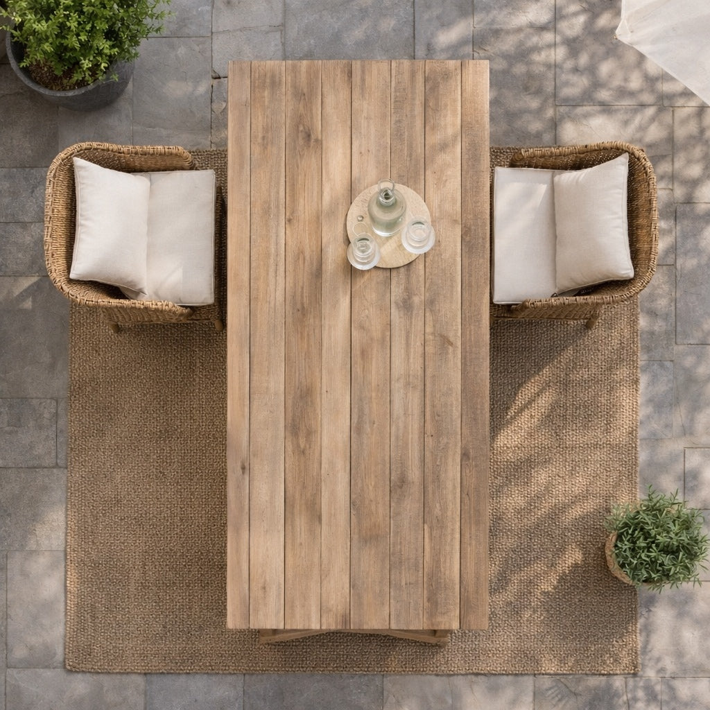 O masa din lemn masiv pin in gradina