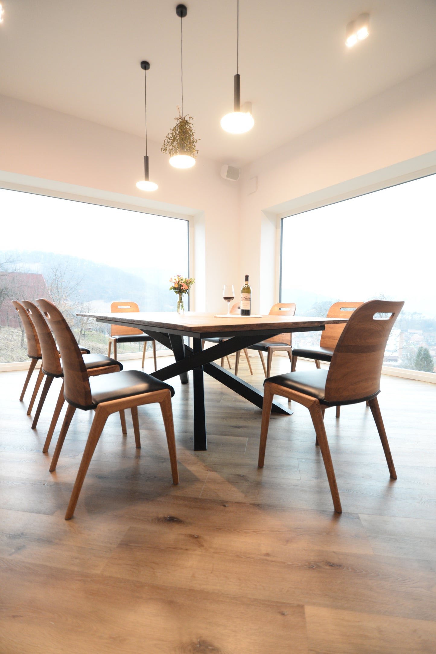 O masa intr-un living cu scaune si picioare din metal stil industrial