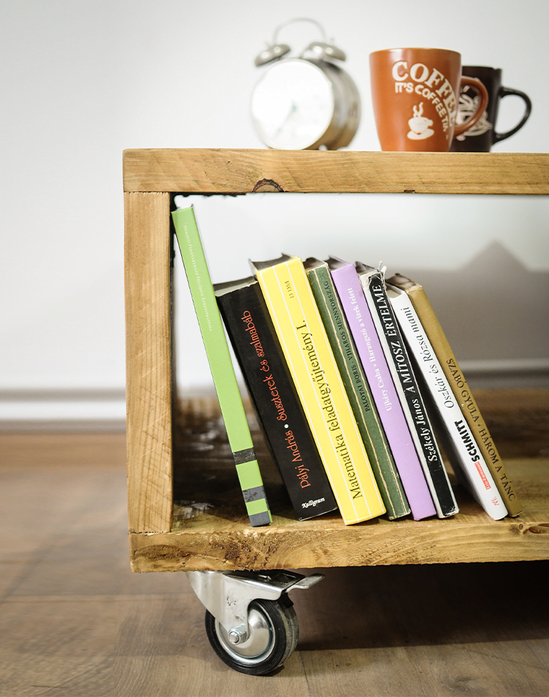 O masa din lemn in stil rustic pe roti