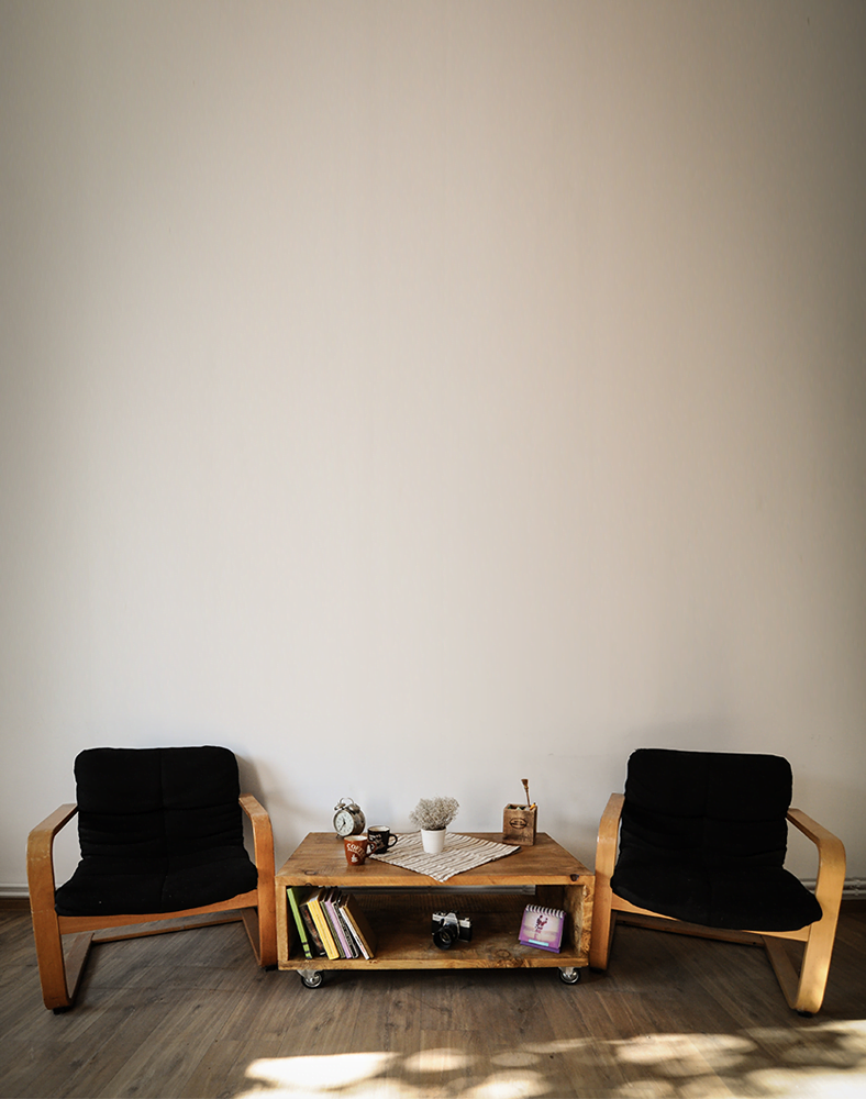 O masa din lemn in stil rustic pe roti cu doua scaune