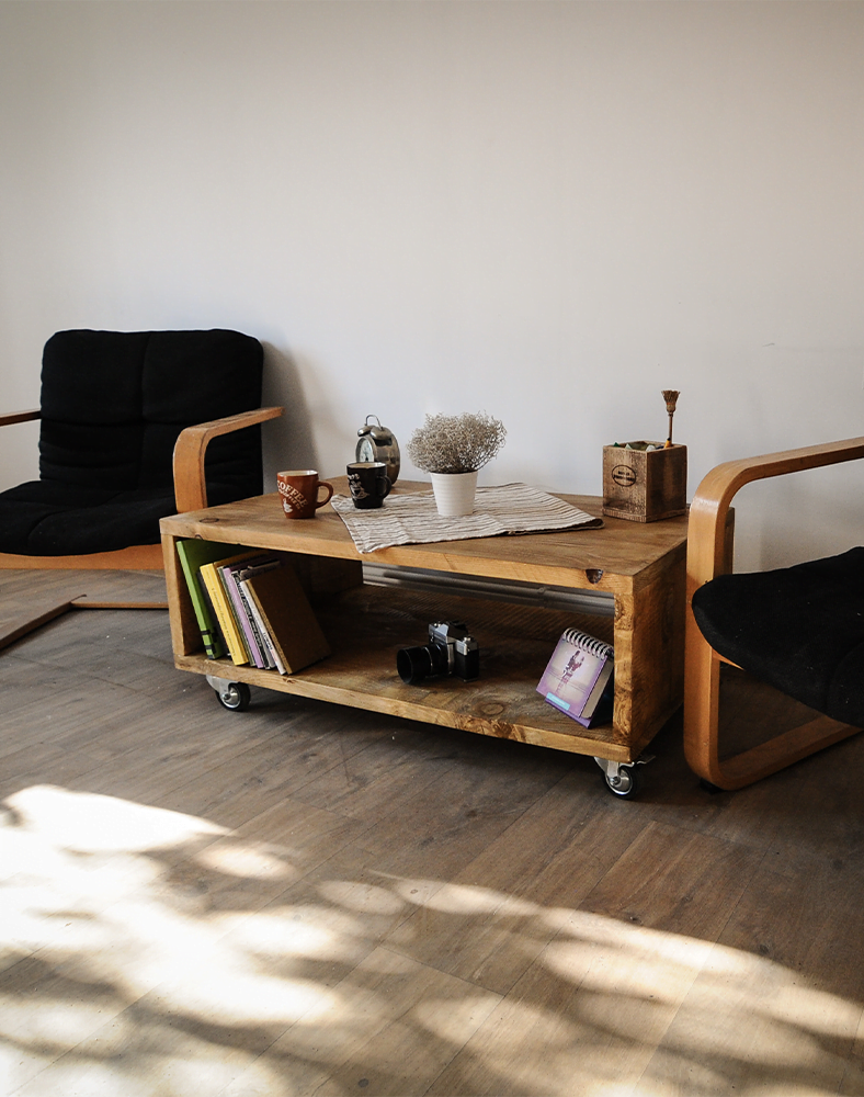 O masa din lemn in stil rustic pe roti cu doua scaune