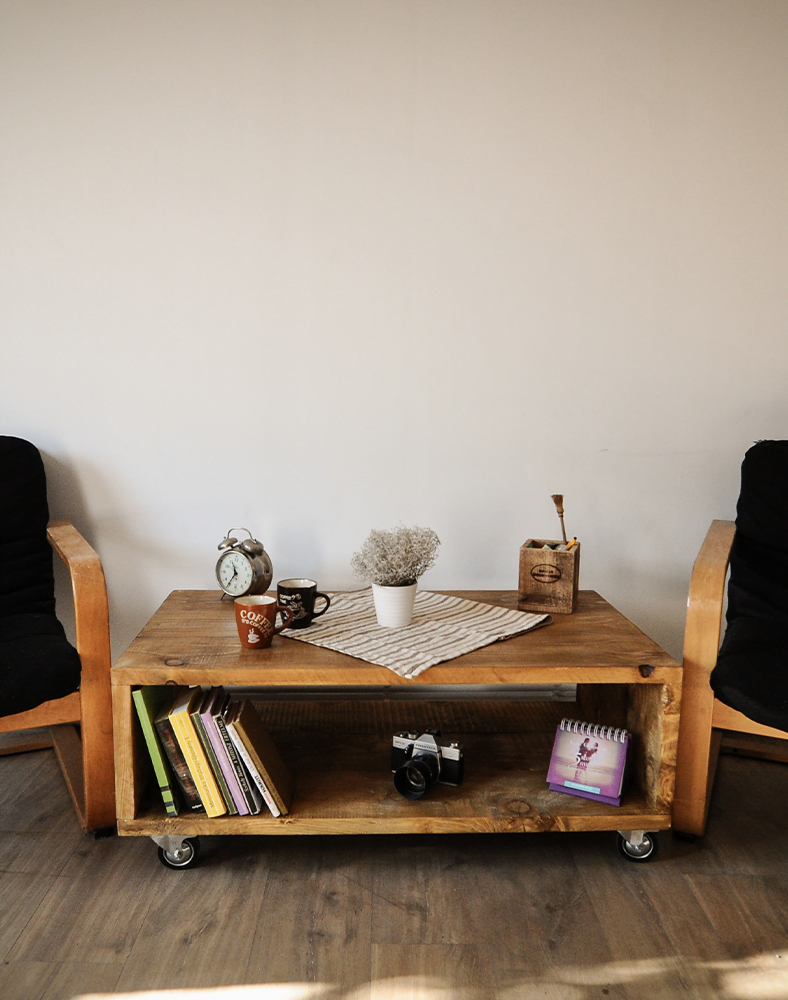 O masa din lemn in stil rustic pe roti cu doua scaune