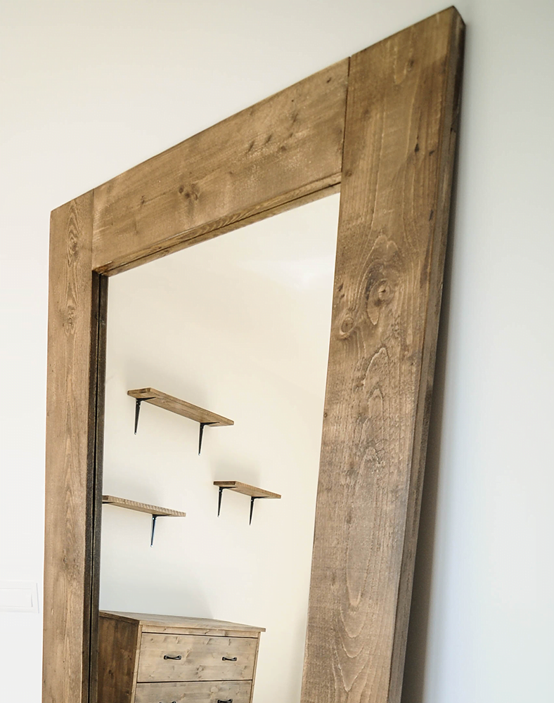 O oglinda langa perete intr-o camera de apartament