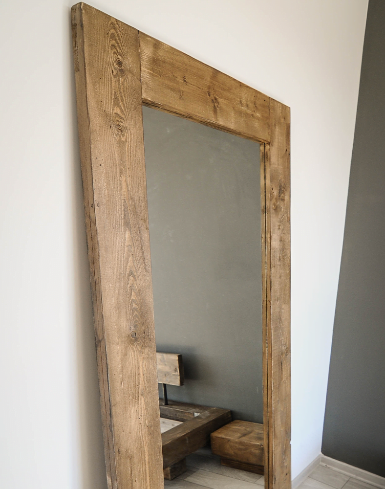 O oglinda langa perete intr-o camera de apartament