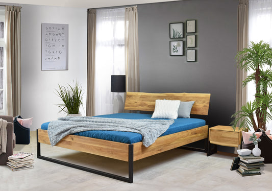 Un pat din stejar cu picior din metal