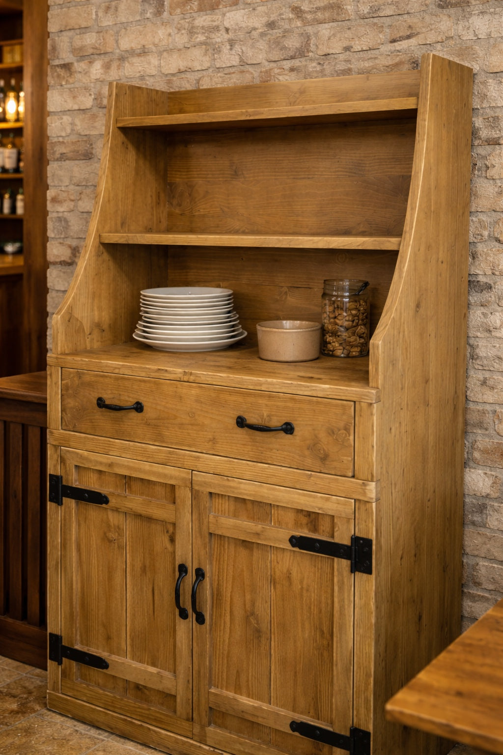 Bufet din lemn, cu design practic și elegant, prevăzut cu spații de depozitare pentru veselă, obiecte decorative sau alte articole de uz casnic.