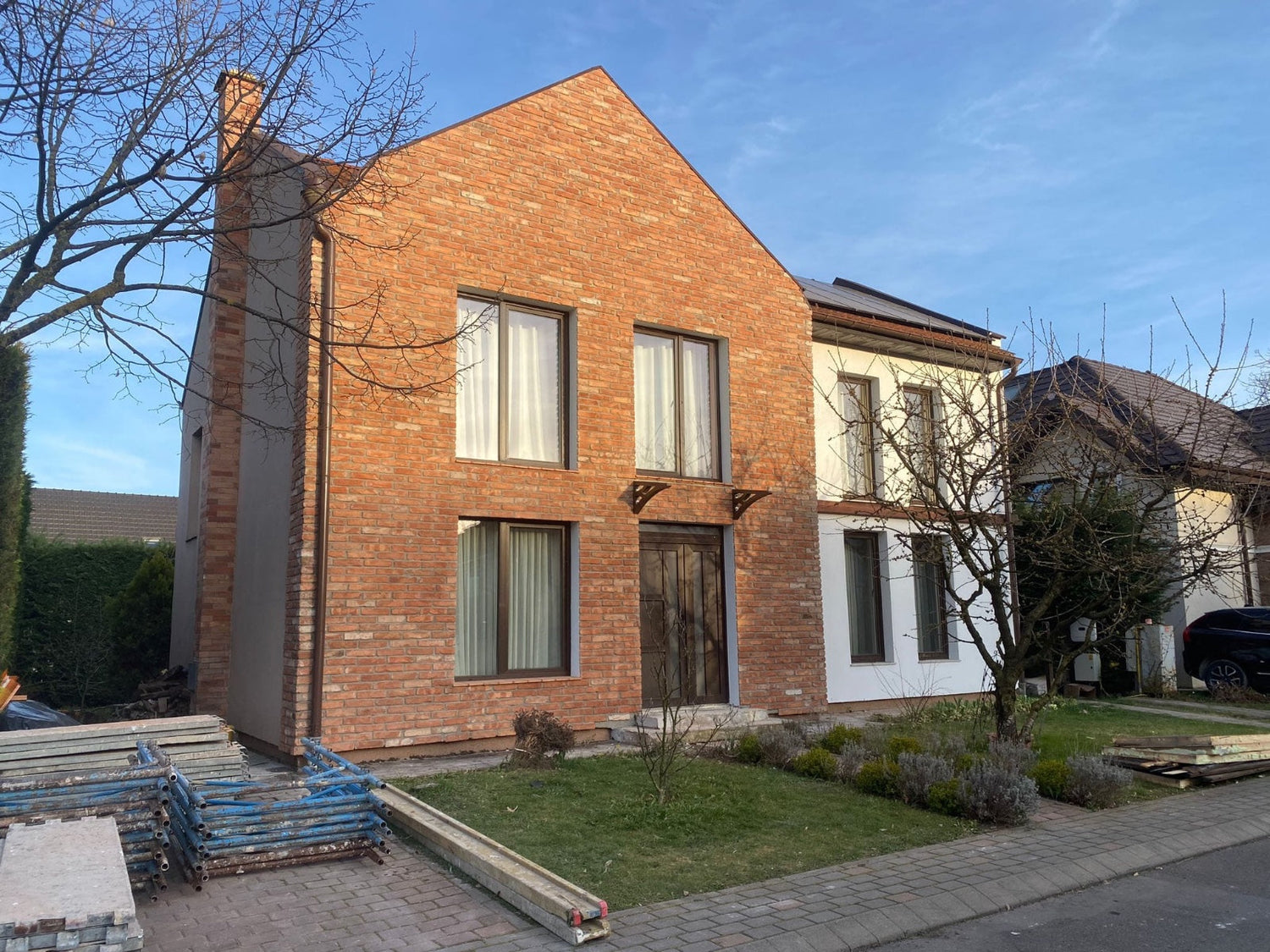 Cărămidă aparentă decorativă, cu finisaj realist și textură naturală, ideală pentru a crea un accent modern sau rustic în spații interioare și exterioare.