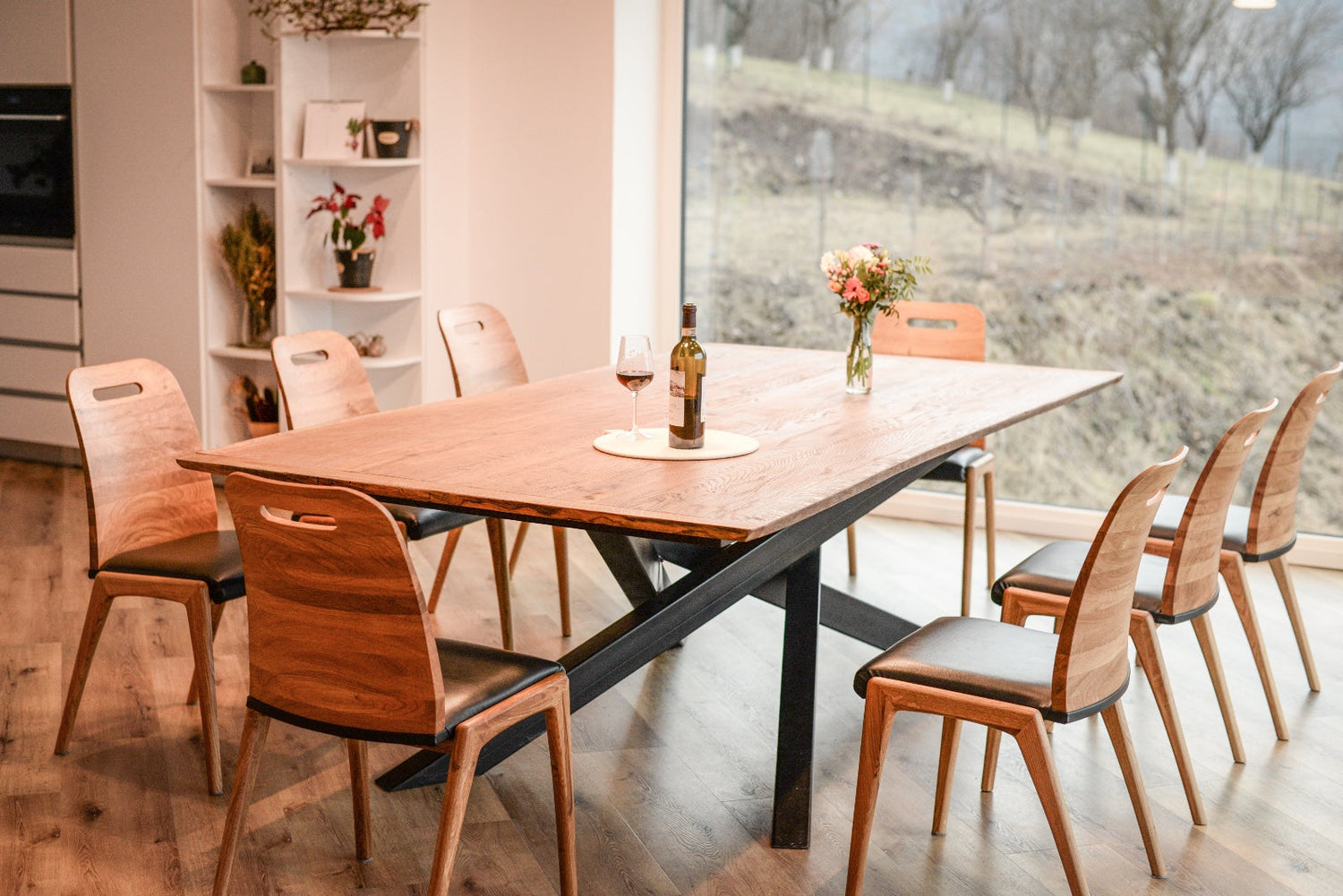 Masă de dining cu design elegant și structură solidă, ideală pentru servirea meselor în familie sau cu prietenii.