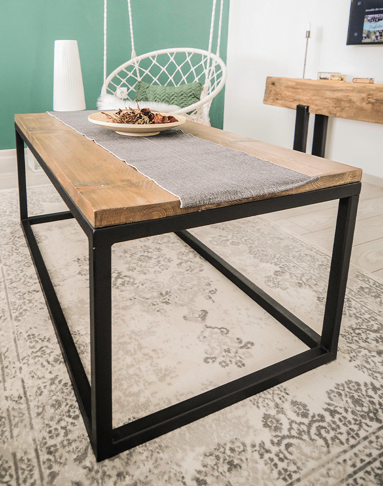 Măsuță de cafea din lemn, cu design elegant și construcție solidă, perfectă pentru living și momentele de relaxare.