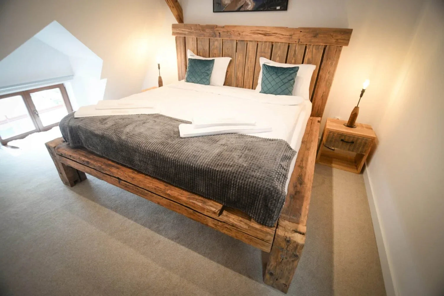 Mobilier de dormitor cu pat din lemn, cu design solid și natural, realizat din materiale de calitate, oferind confort și durabilitate.