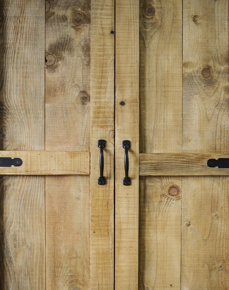 Un dulap rustic cu 3 usi intr-o camera