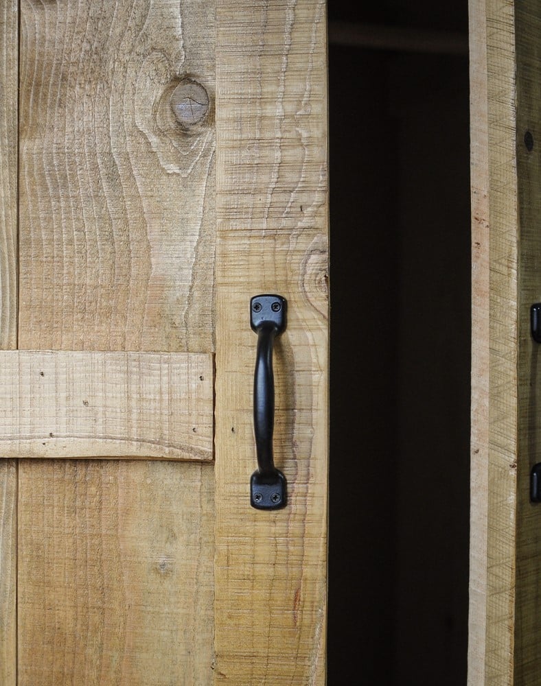 Un dulap rustic cu 3 usi intr-o camera