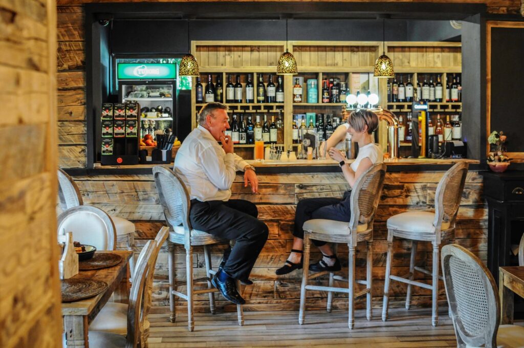 <p><strong>Mobilier restaurant din lemn rustic masiv</strong></p>