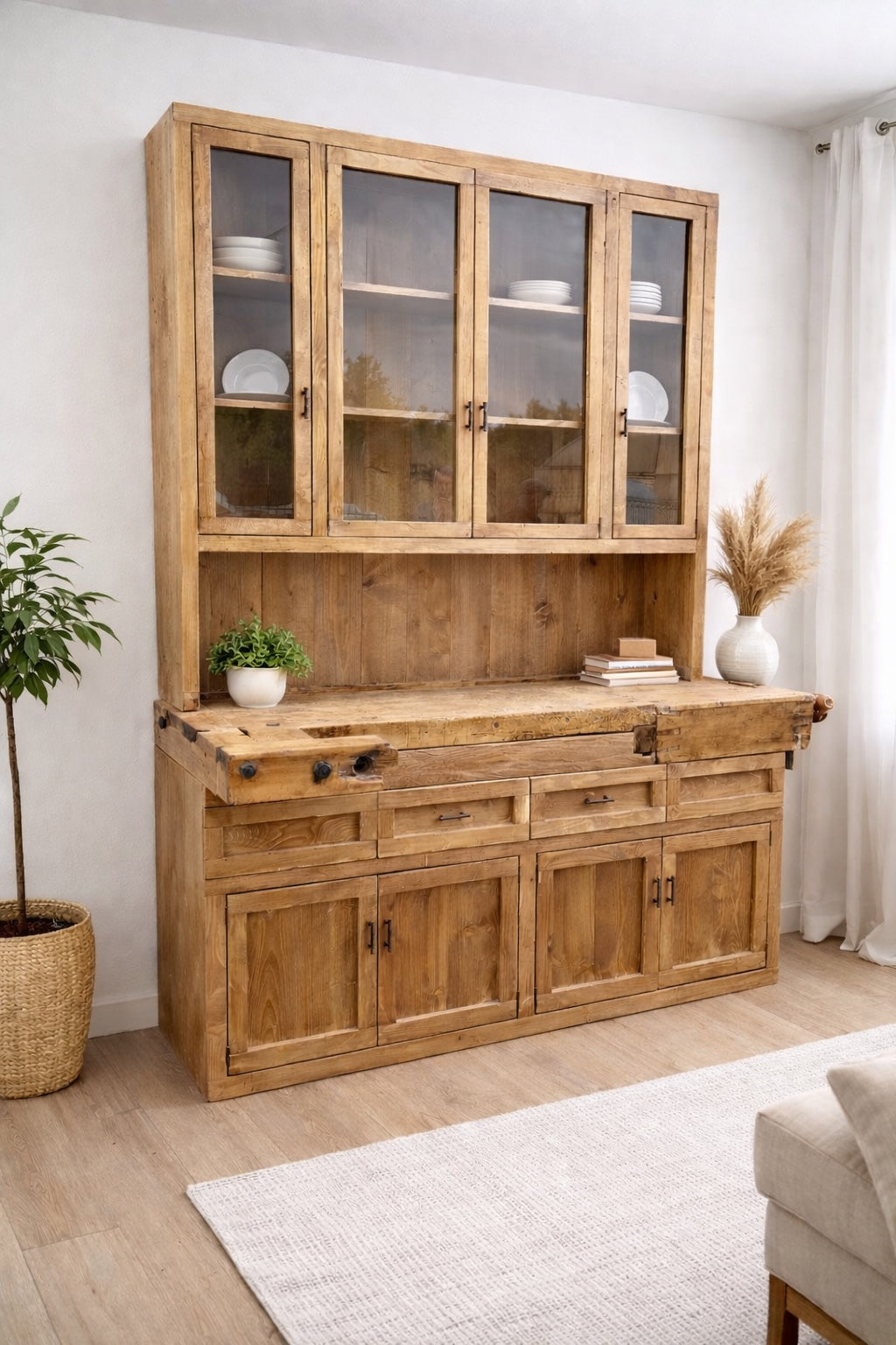 Bufet intr-o camera lemn pin imbinat cu lemn vechi stejar