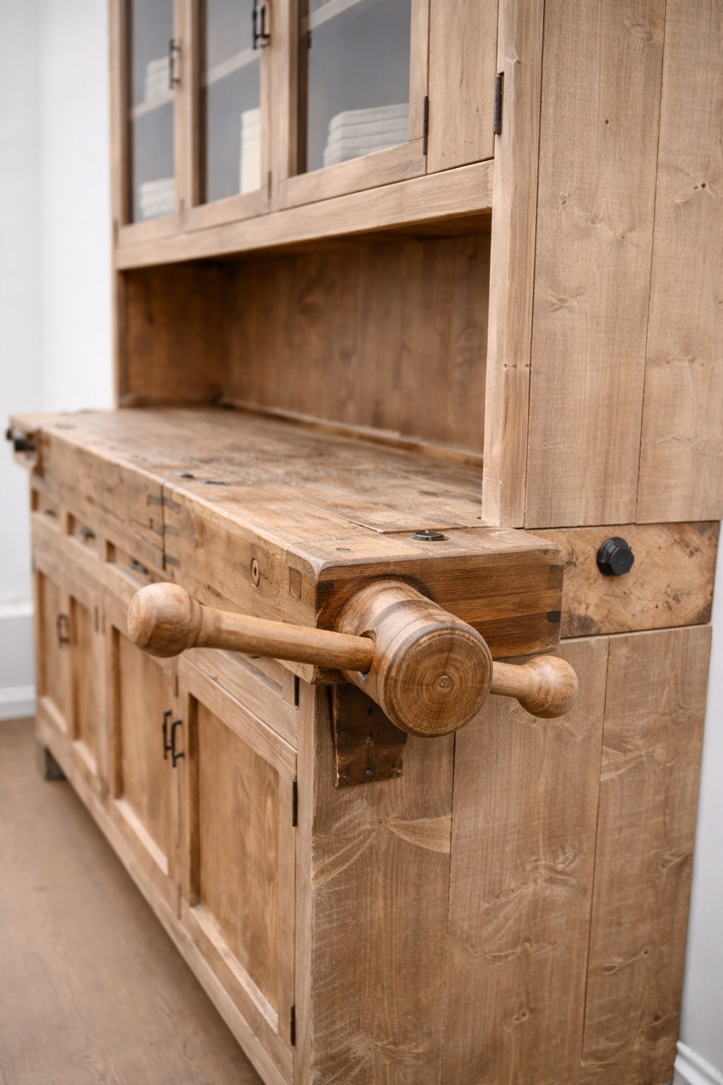 Bufet intr-o camera lemn pin imbinat cu lemn vechi stejar