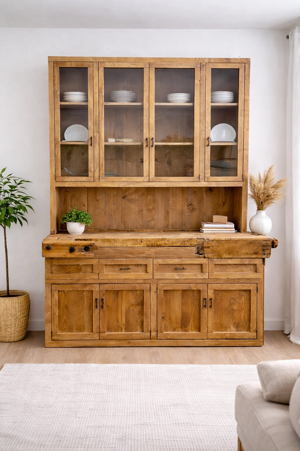 Bufet intr-o camera lemn pin imbinat cu lemn vechi stejar