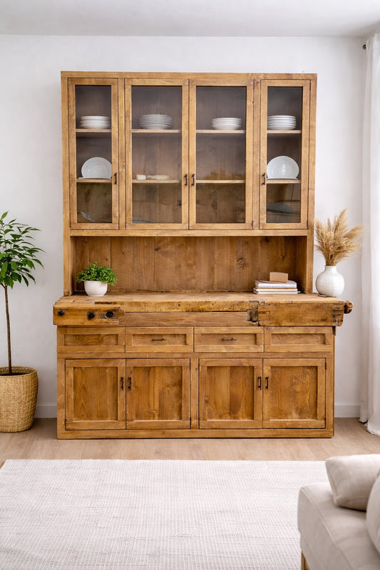 Bufet intr-o camera lemn pin imbinat cu lemn vechi stejar