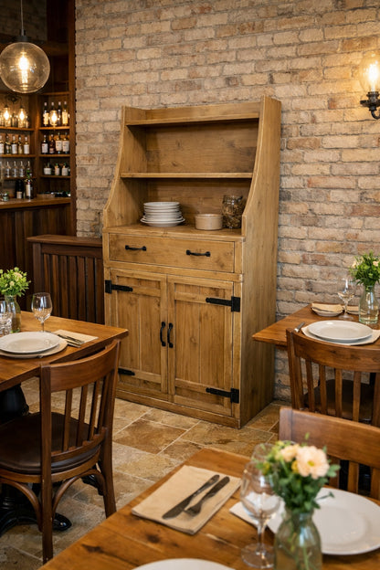 Un bufet rustic in restaurant