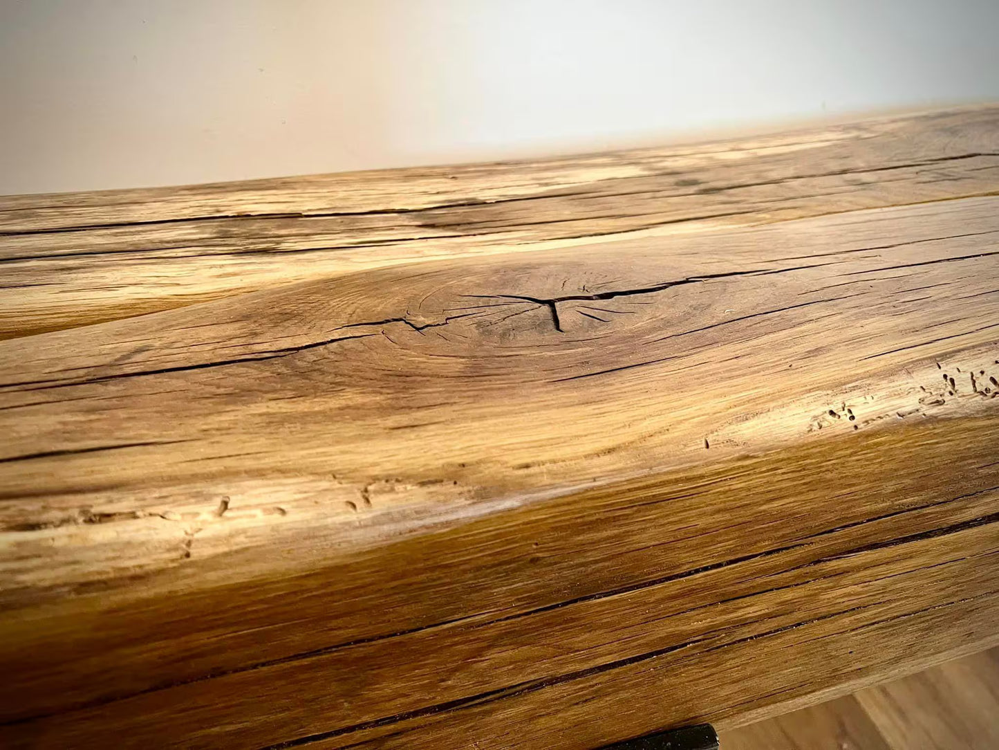 O consola din stejar vechi cu picior din metal