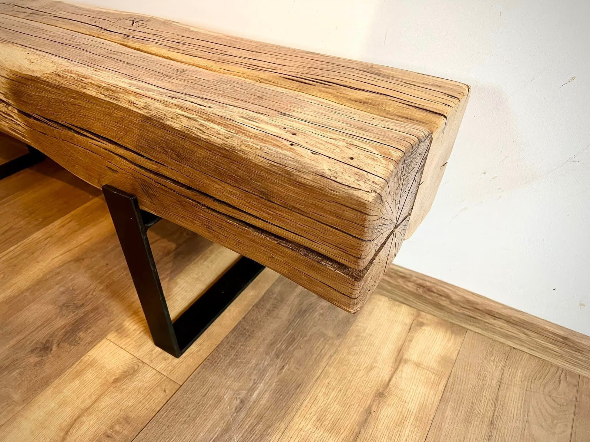 O consola din stejar vechi cu picior din metal