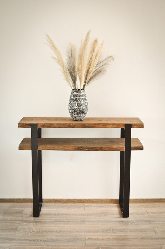 O consola rustica din stejar cu picior din metal.