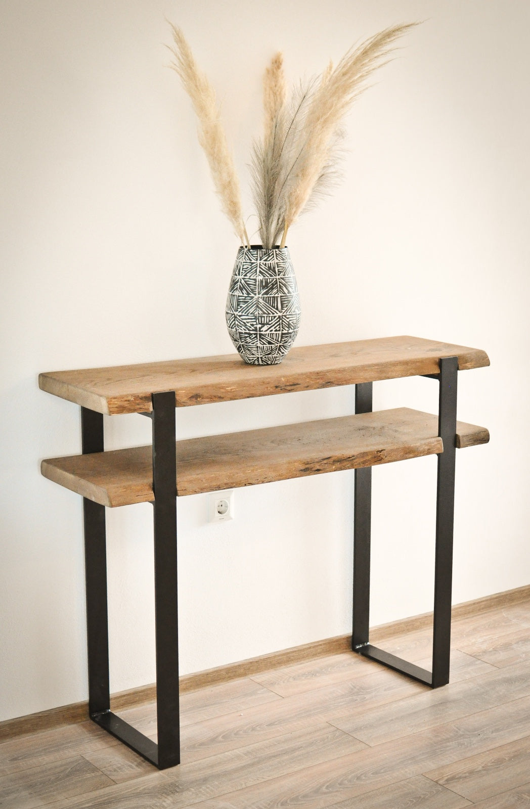 O consola rustica din stejar cu picior din metal.