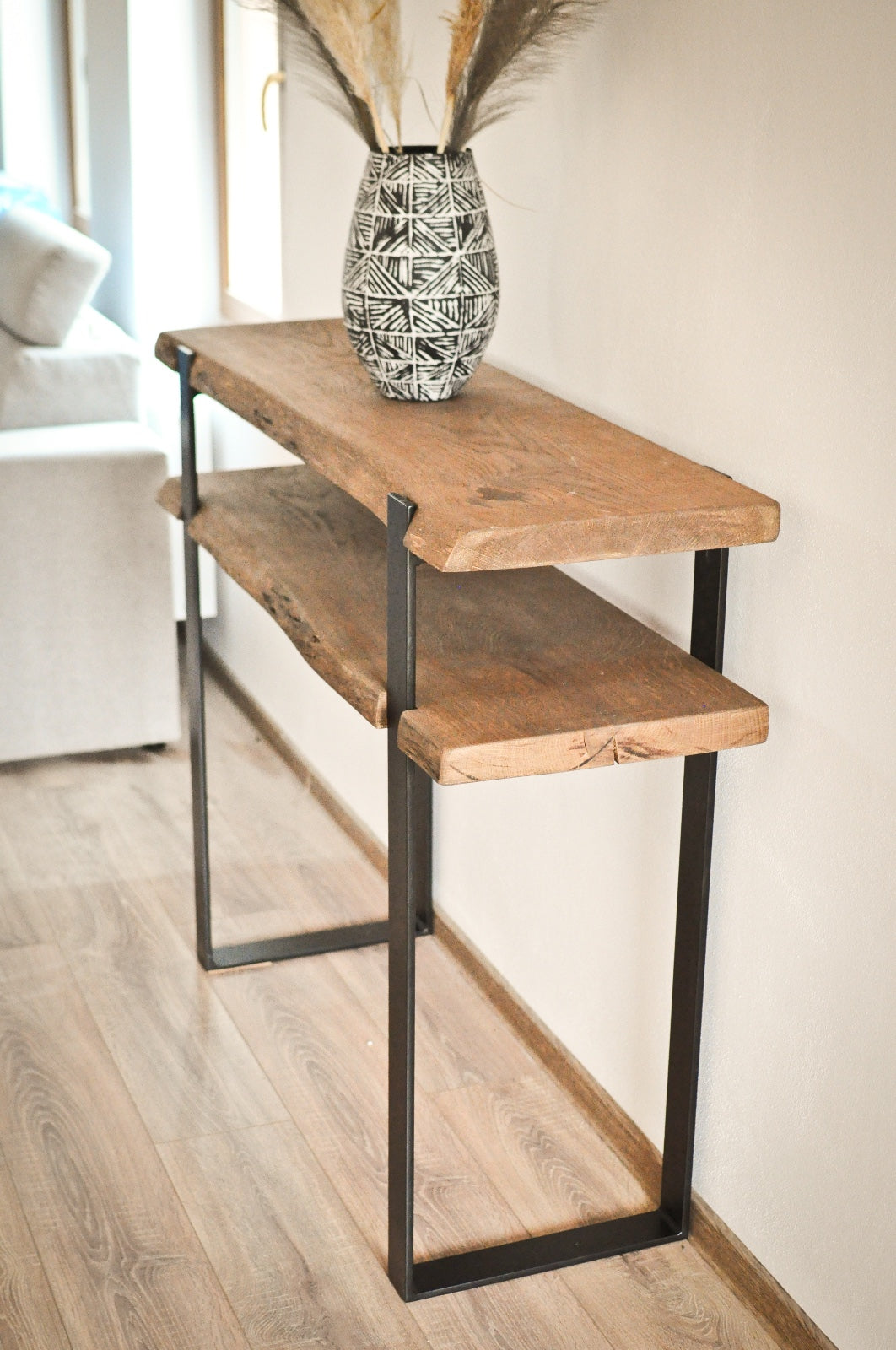 O consola rustica din stejar cu picior din metal.