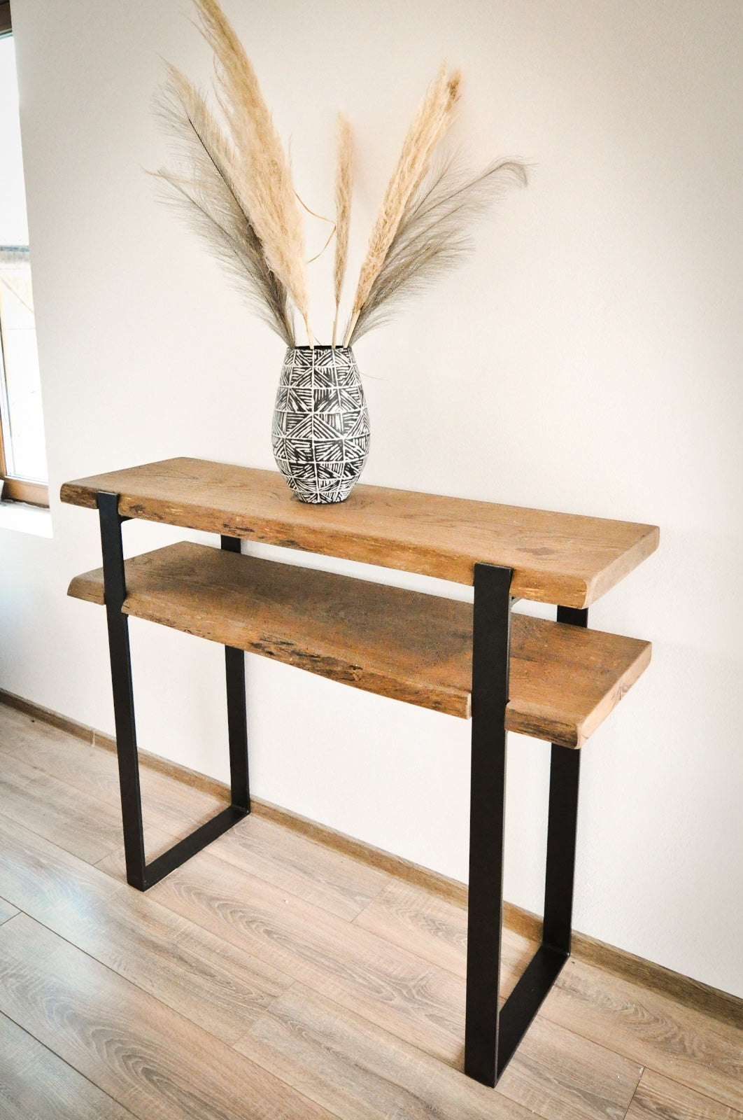 O consola rustica din stejar cu picior din metal.
