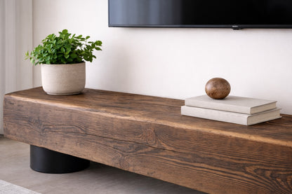 O consola TV in camera 