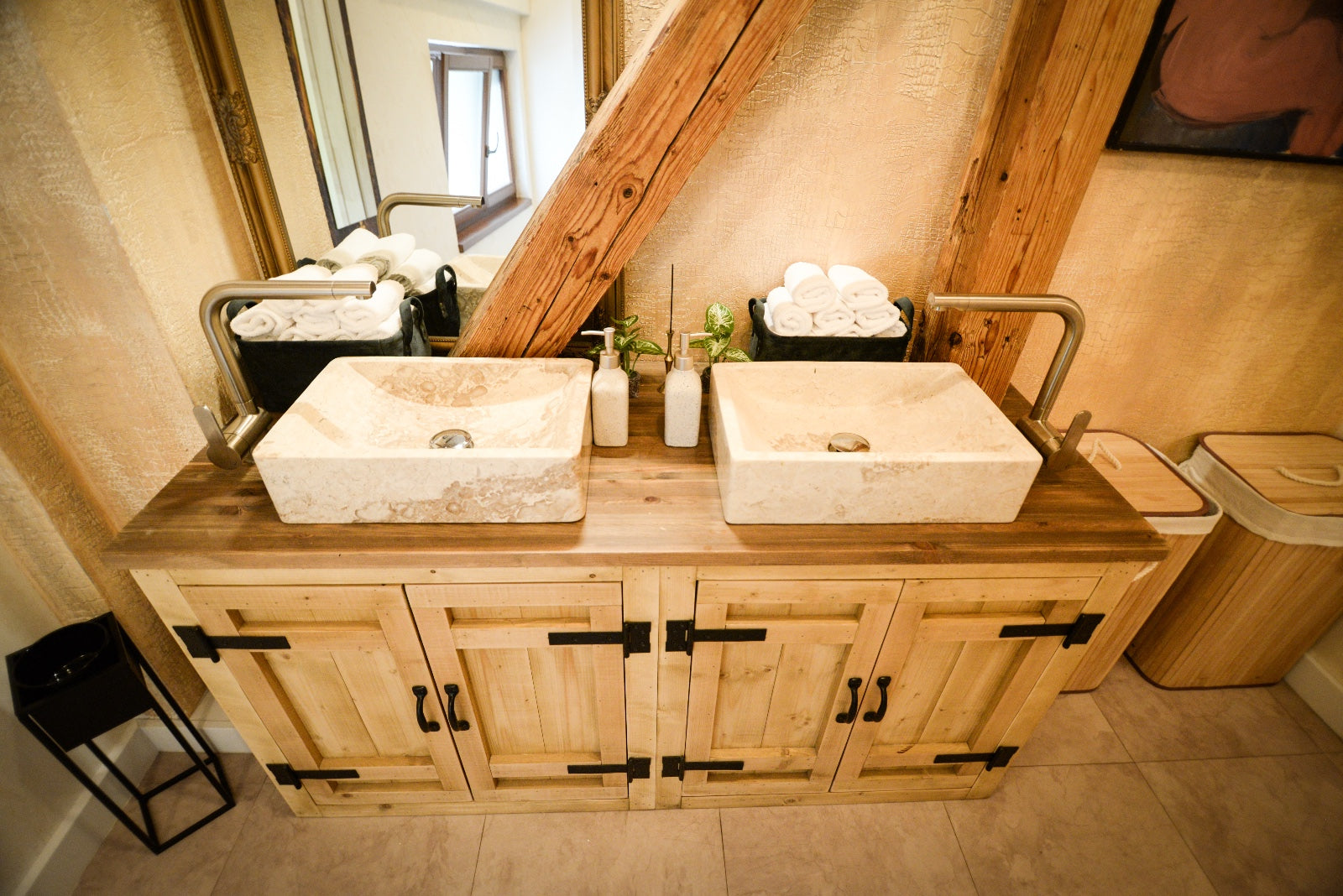 Un dulap de baie din lemn masiv