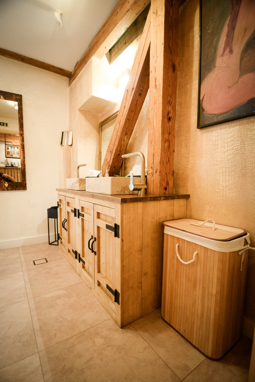 Un dulap de baie din lemn masiv