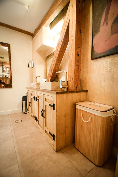 Un dulap de baie din lemn masiv