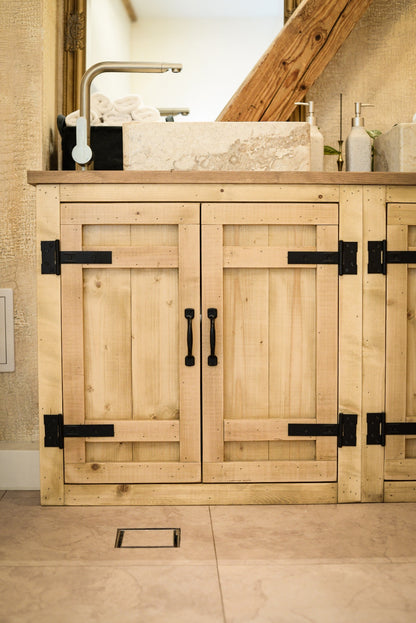 Un dulap de baie din lemn masiv