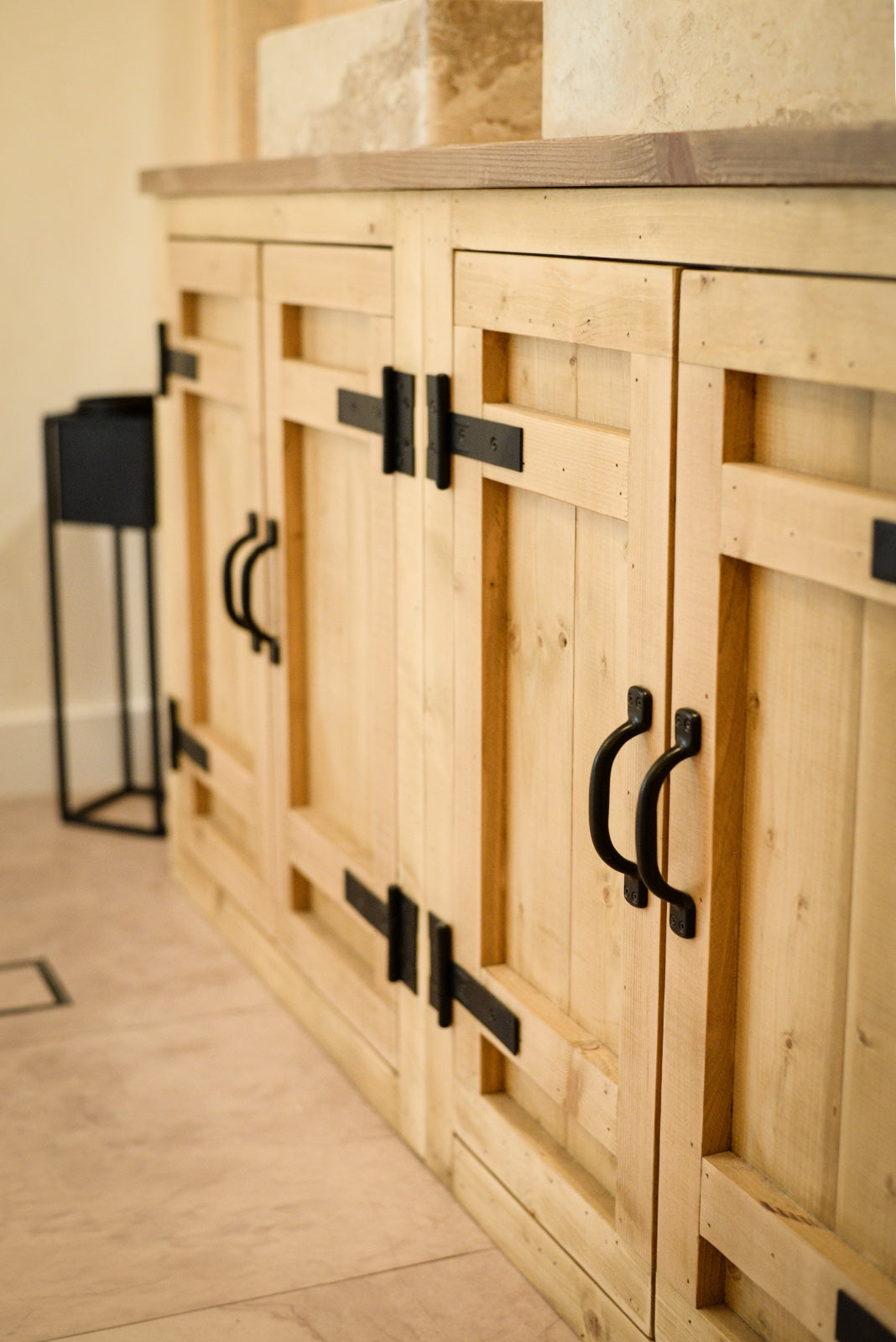 Un dulap de baie din lemn masiv