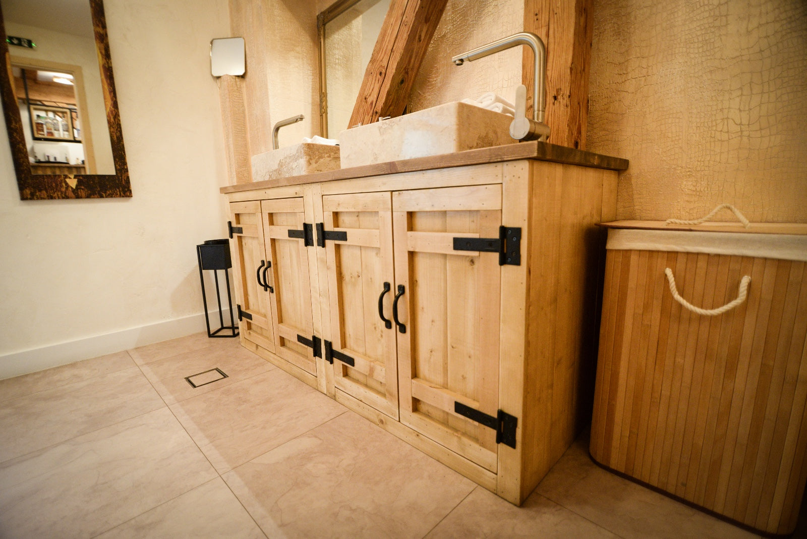 Un dulap de baie din lemn masiv