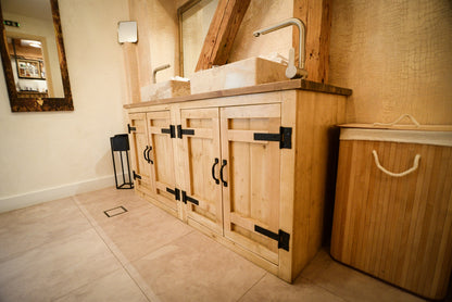 Un dulap de baie din lemn masiv