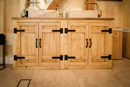 Un dulap de baie din lemn masiv