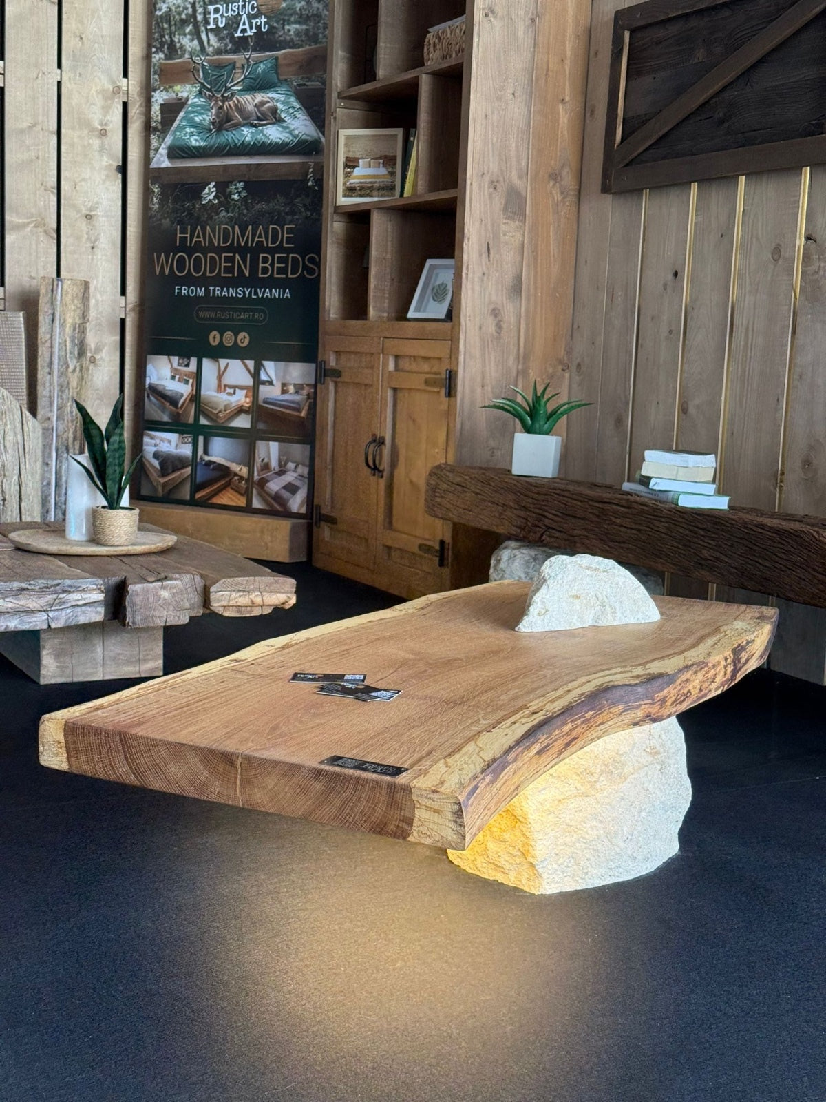 O masuta de cafea cu piatra naturala