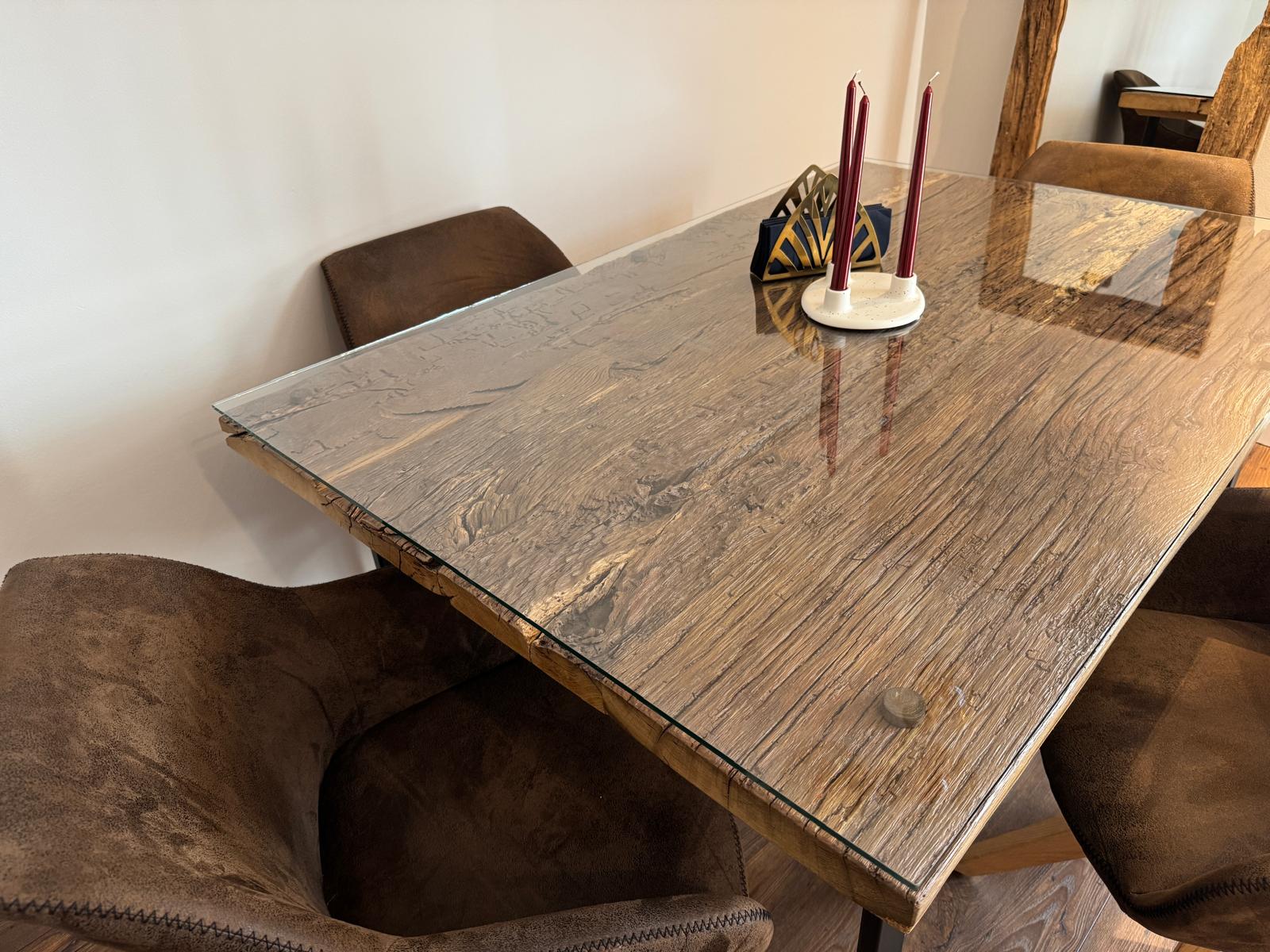 O masa in camera cu picior metalic