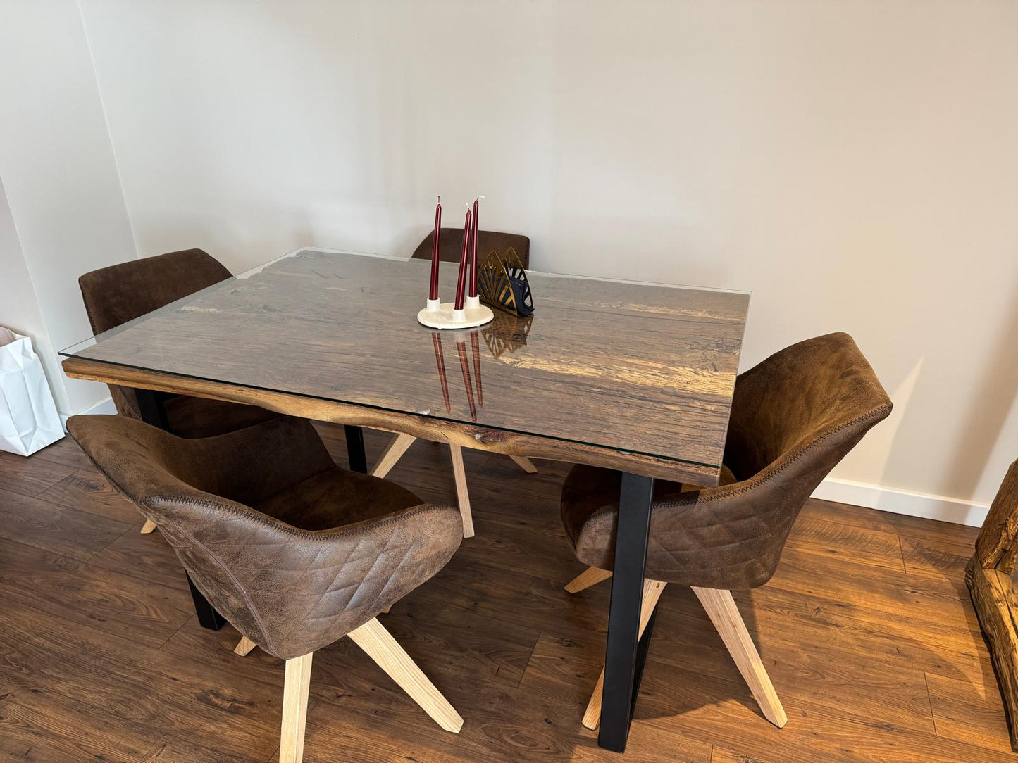 O masa in camera cu picior metalic