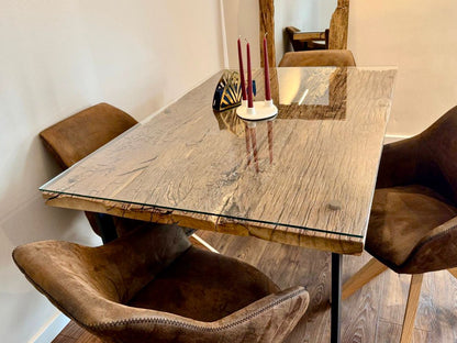 O masa in camera cu picior metalic