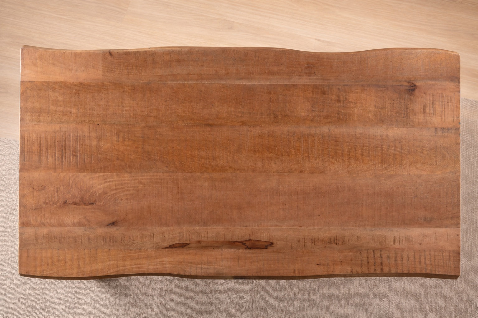 Masa modern rustic in camera