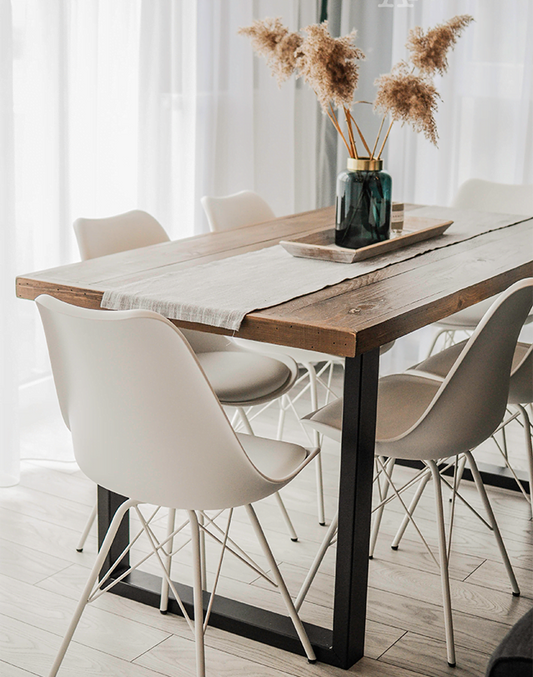 O masa din lemn si picior din metal intr-un living