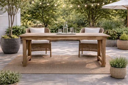 O masa din lemn masiv pin in gradina